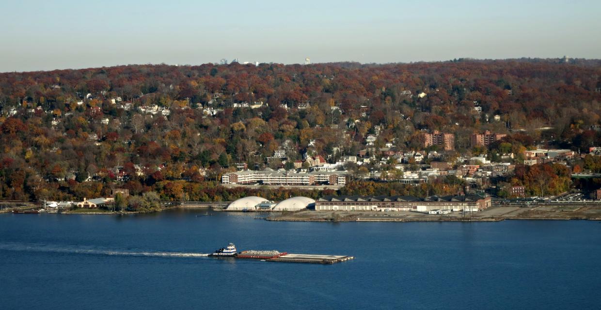 Palisades Interstate Park, Bergen County, NJ. Hudson River from Long Path. Photo by Daniel Chazin.