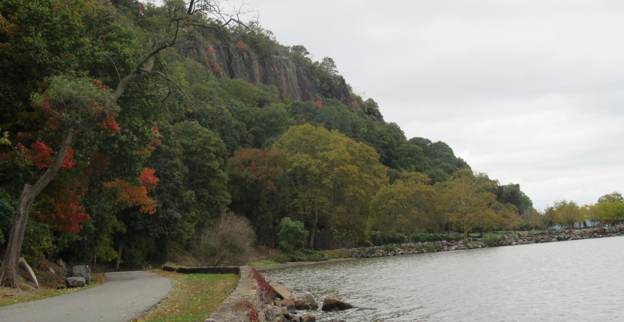 Shore Trail at Palisades Interstate Park. Photo by Daniel Chazin.