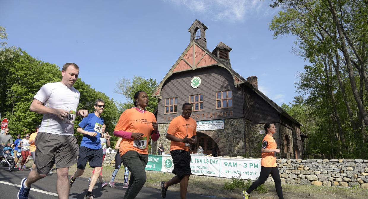 Race participants run past Trail Conference headquarters at the third annual MRCC Trail Conference 5K Run and 3K Walk